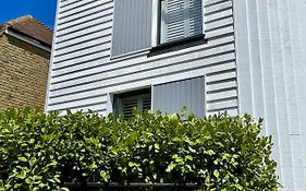Salt Yard 1 - Stylish Whitstable Cottage - Free Parking - Beach - Harbour